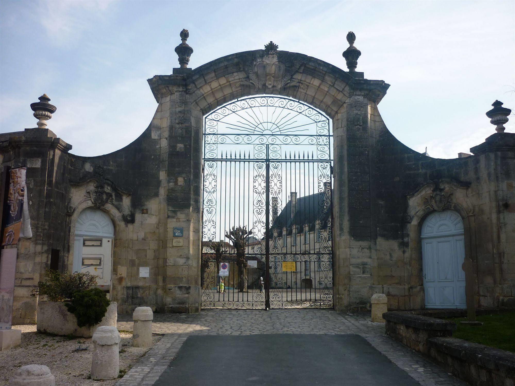 Abbaye Royale Otel Saint-Jean-dʼAngély Dış mekan fotoğraf
